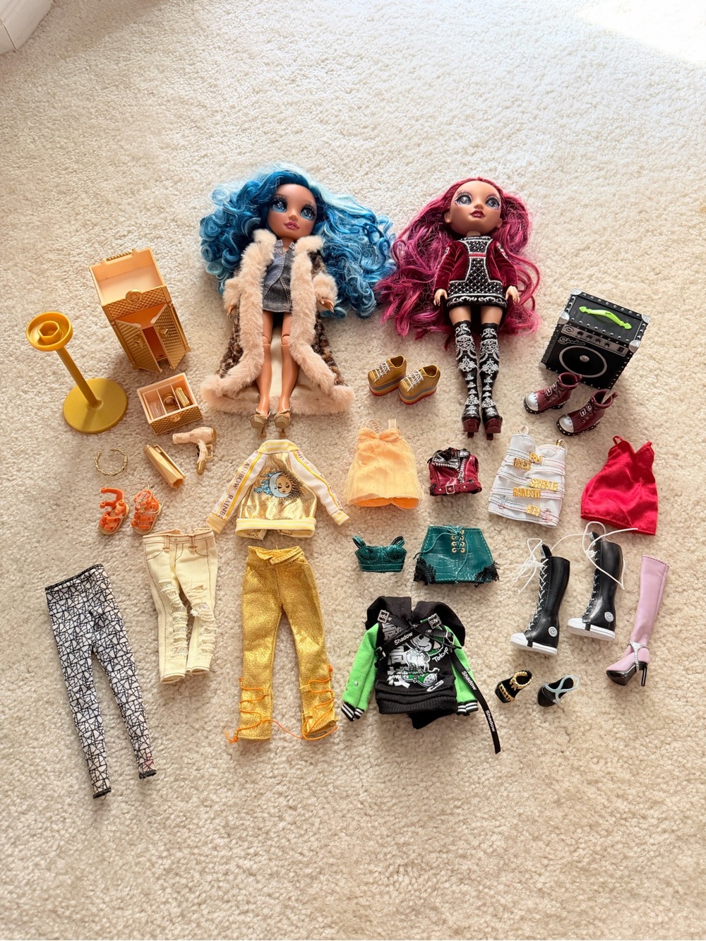 Rainbow High fashion dolls and accessories. Winter Bradshaw and Mila Barrymore